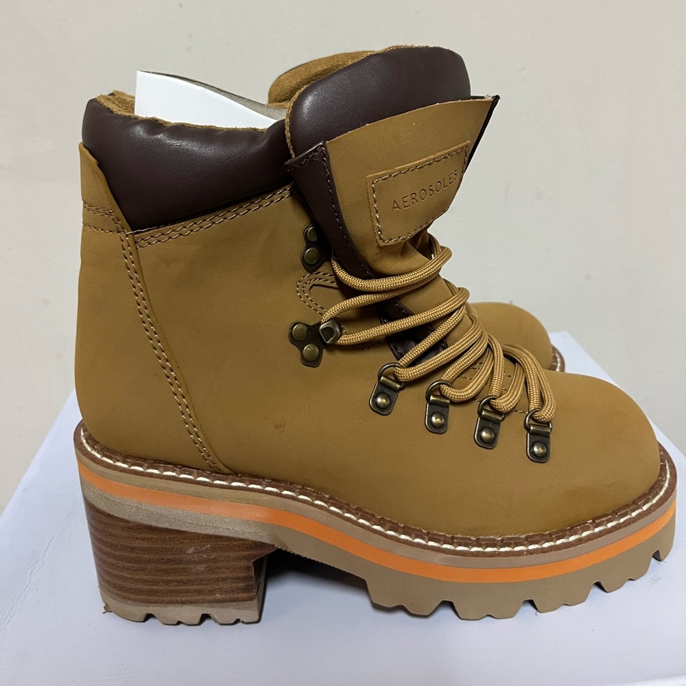 AEROSOLES Sky Taupe Nubuck Girls Lug Sole Hiker Boot Size 3